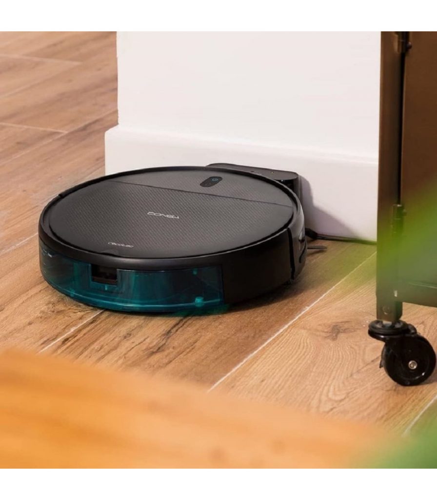 Robot aspirador limpiando mientras trabajas desde casa